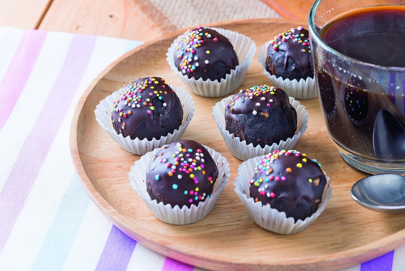 ŠARENE ČOKO KUGLICE Mogu da budu i posne i mrsne, a prave se maltene same