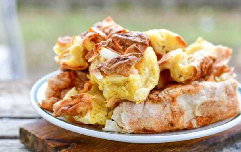 DOMAĆA PITA SA SIROM Sve se samo pomeša i peče, a nema ko je ne voli