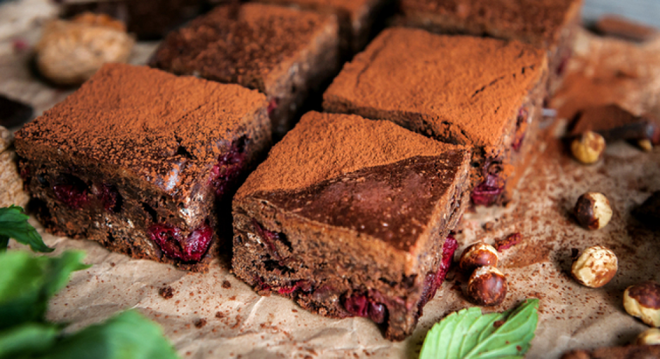 KOLAČ SA VIŠNJAMA I LEŠNICIMA SE TOPI U USTIMA Sve se samo pomeša i peče, a super ide uz kafu