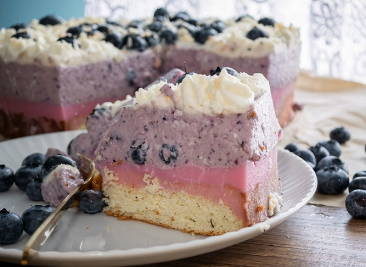 BRZI KOLAČ SA BOROVNICAMA Kremast i lagan, a izgleda kao iz najbolje poslastičarnice