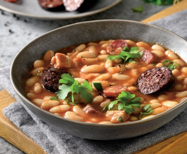 DOMAĆI PASULJ SA KOBASICAMA UVEK PRIJA Zasitan i sočan, baš kao onaj iz bakine kuhinje