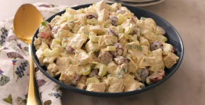 NEODOLJIVA PILEĆA SALATA SA CRNIM GROŽĐEM Harmonija između slatkog, slanog i kiselog ukusa