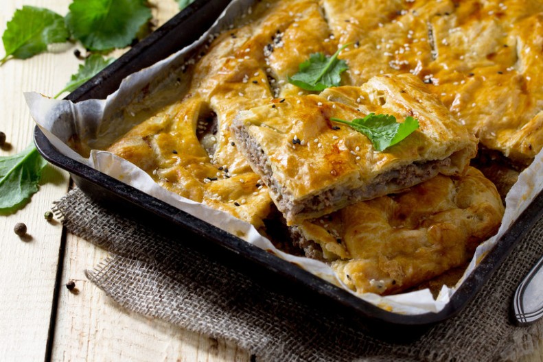 PRELIVENA PITA SA MESOM SA JUGA SRBIJE Nema sočnije od ove, poćiće vam voda na usta