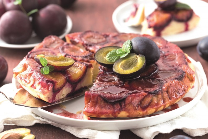 PREVRNUTI KOLAČ SA ŠLJIVAMA Mekan kao duša, nema ko će ostati na samo jednom parčetu