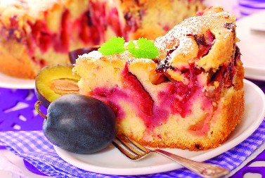 BAKIN GRIZ KOLAČ SA ŠLJIVAMA BUDI NOSTALGIJU Uspeva svima, a pola pleha nestane dok trepnete