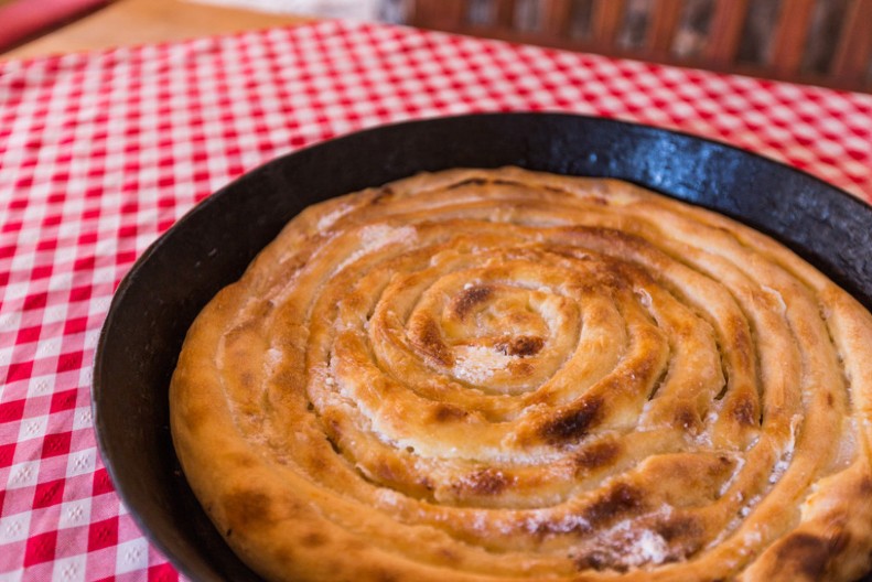 SARAJEVSKI BUREK PO ORIGINALNOM RECEPTU Korica hrska pod zubima, a pola tepsije nestane u roku od odmah