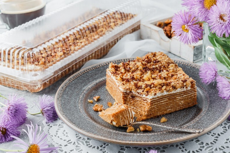 STARINSKI KOLAČ SA MEDOM I ORASIMA Sve se samo pomeša i peče, a topi se u ustima