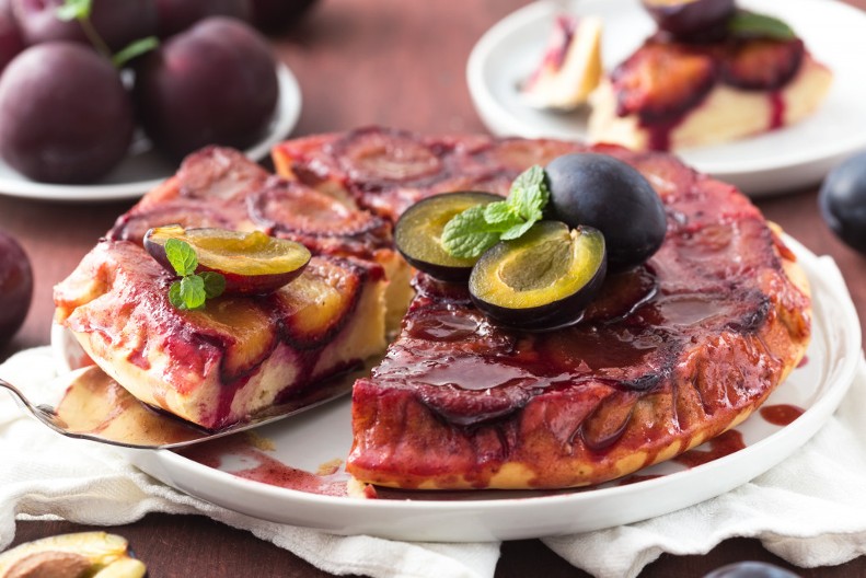 PREVRNUTI KOLAČ SA ŠLJIVAMA Isti kao onaj iz bakine kuhinje, mami i mirisom i ukusom