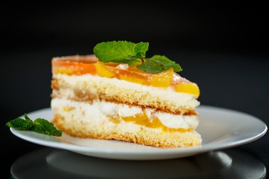 KREMASTA TORTA SA PIŠKOTAMA I BRESKVAMA Pravi se maltene sama, a nema ko je ne voli