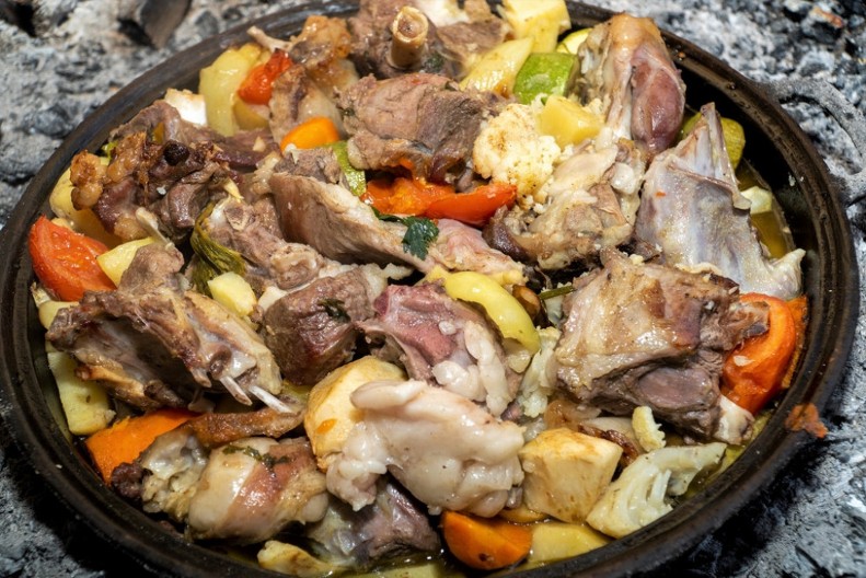 BOSANSKI LONAC Tradicija i toplina porodičnog doma u ručku koji se ne zaboravlja