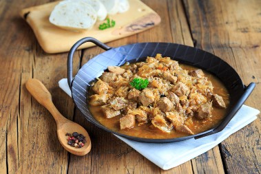 SEGEDINSKI GULAŠ SA SUVIM ŠLJIVAMA RUČAK KOJI SE PAMTI Gastronomski užitak u svakom zalogaju