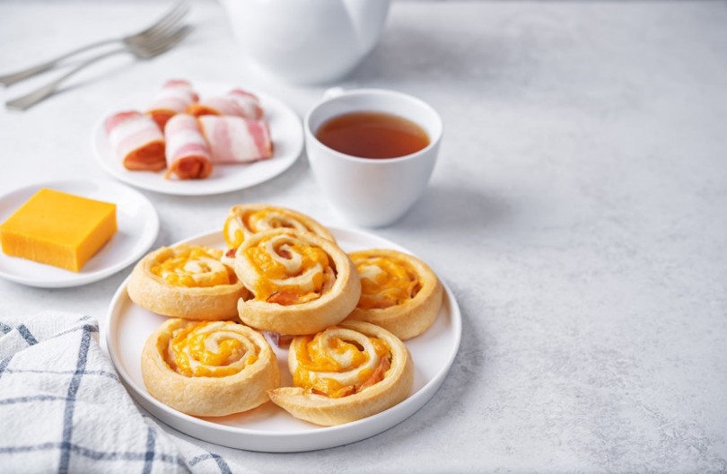 PUŽIĆI SA SIROM I ŠUNKOM GOTOVI ZA 10 MINUTA Nema mešenja testa, a biće sveži danima