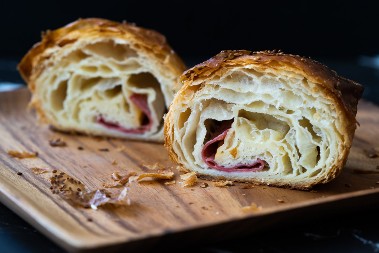 DOMAĆE KIFLICE SA SLANINOM Kad ih jednom probate zaboravićete na pekaru