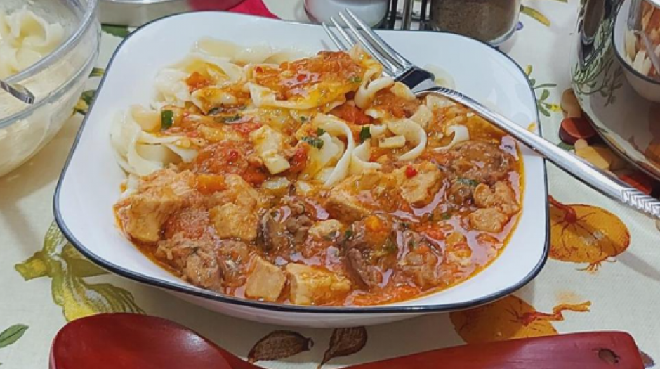 GULAŠ SA REZANCIMA IZ BAKINE KUHINJE Sočan i mirisan, a bićete siti satima