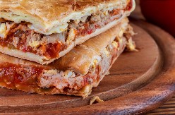 MEKAN I HRSKAV SPECIJALITET Pita sa krompirom, šunkom i sirom, toliko dobra da bi je i sit jeo