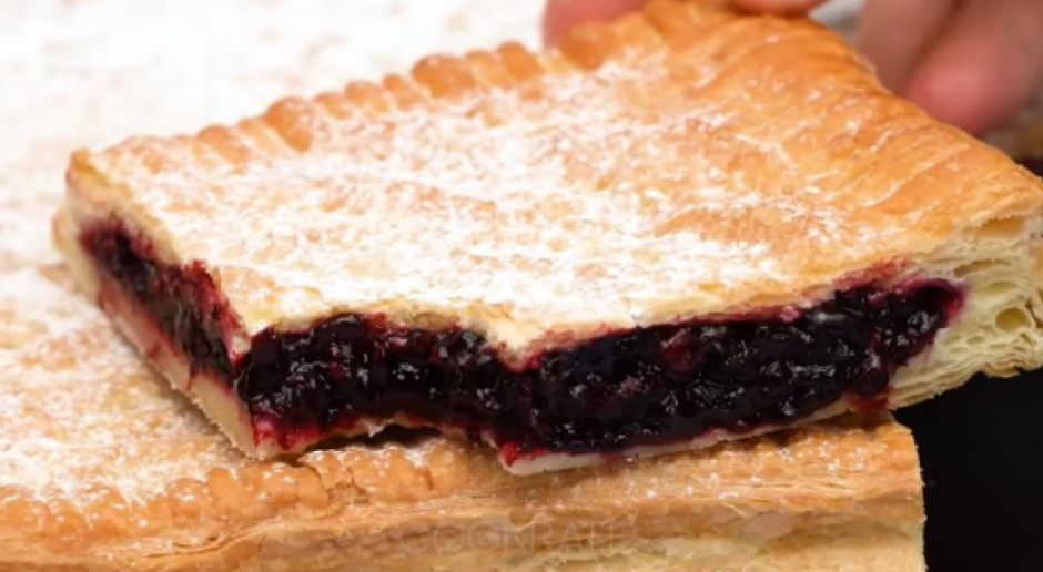 BAKINA LISNATA PITA SA VIŠNJAMA I PAVLAKOM Zbog nje se krši svaka dijeta