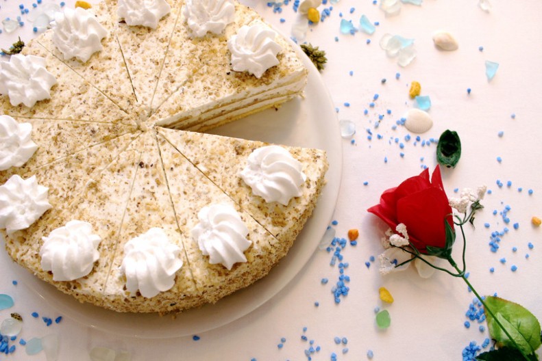 RASKOŠNA KASANDRA TORTA SA BANANICAMA Poslastica sa 3 kore i 3 krema