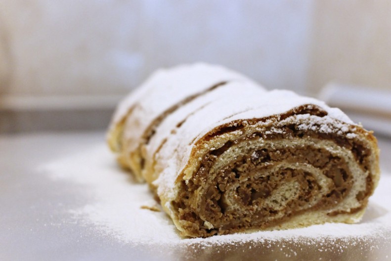 TETA NADIN RECEPT ZA ŠTRUDLU SA ORASIMA Prosto se topi u ustima