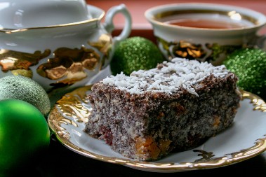 POSNI KOLAČ SA JABUKAMA I MAKOM Polovina se pojede dok je još u plehu