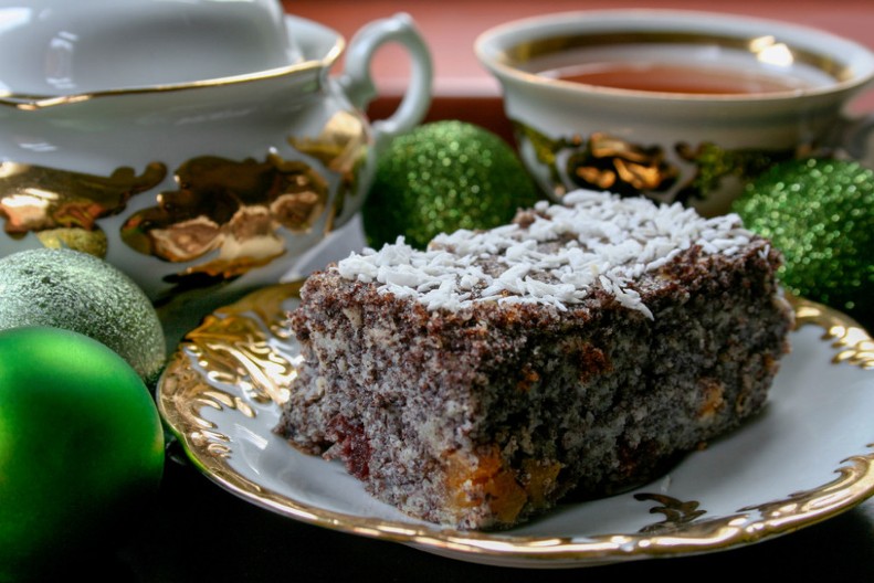 POSNI KOLAČ SA JABUKAMA I MAKOM Polovina se pojede dok je još u plehu