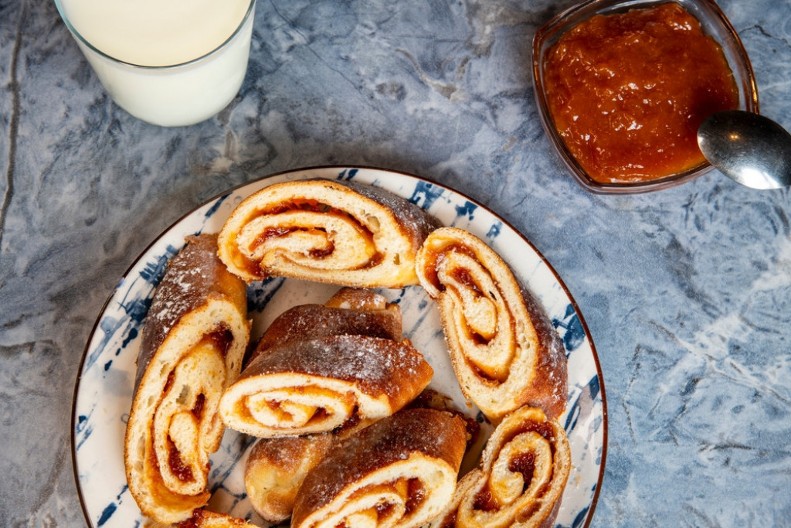 BAKINA ŠTRUDLA SA DŽEMOM BUDI NOSTALGIJU Mekana i sočna, polizaćete i tanjir