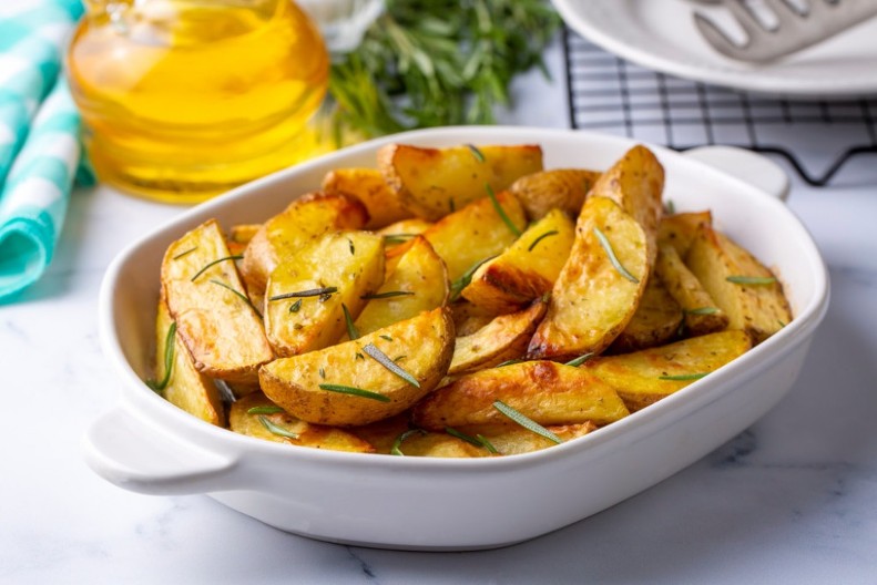 PEČENI KROMPIR ZA BRZU VEČERU Mnogo zdraviji od pomfrita, a ukusom ne zaostaje