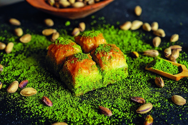 BAKLAVA SA PISTAĆIMA PO RECEPTU BOBE ŽIVOJINOVIĆA Svaki zalogaj mami na parče više