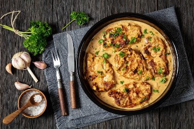 OVAKO SOČNE KRMENADLE NIKADA NISTE JELI Tajna je u jednom sastojku, zbog njega se meso lepi za prste