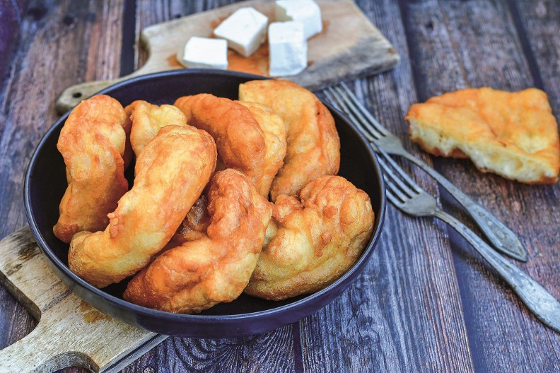 POSNI UŠTIPCI OD 3 SASTOJKA Hrskavi spolja, mekani unutra, a najbolje idu uz domaći pekmez od kajsija