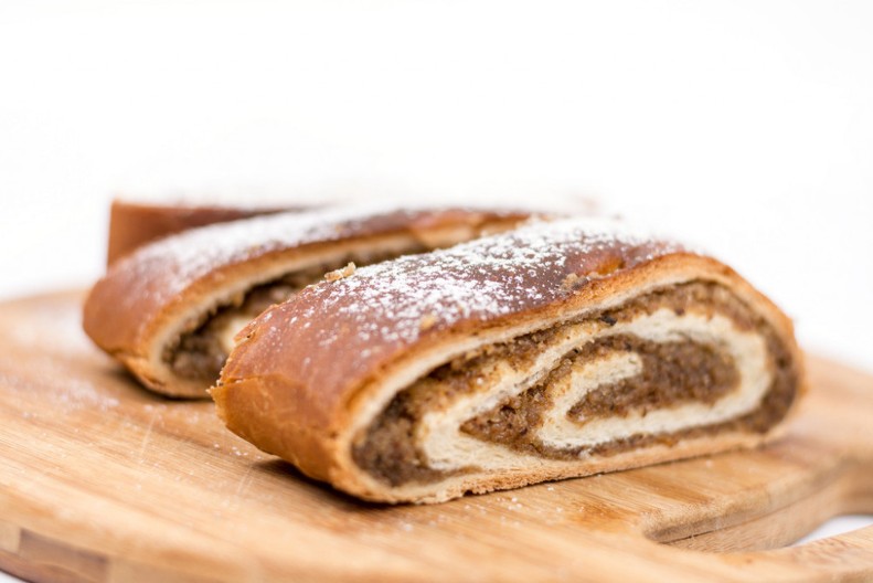 POSNU ŠTRUDLU SA ORASIMA NIKO NE ODBIJA Svakim zalogajem vraća u detinjstvo