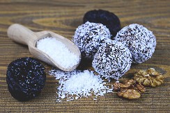 KUGLICE OD SUVIH ŠLJIVA ZA SVETOG NIKOLU Može i dete da ih napravi, a tope se u ustima